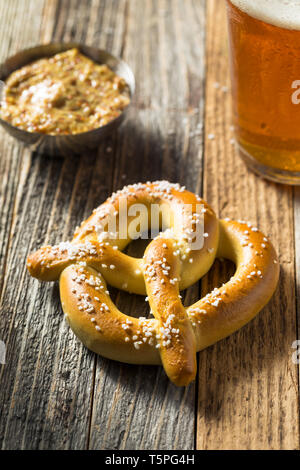 Hausgemachte Bayerische weiche Brezeln mit Senf und Bier Stockfoto