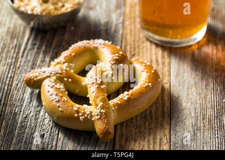 Hausgemachte Bayerische weiche Brezeln mit Senf und Bier Stockfoto