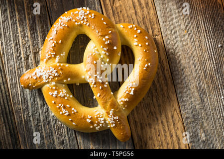 Hausgemachte Bayerische weiche Brezeln mit Senf und Bier Stockfoto