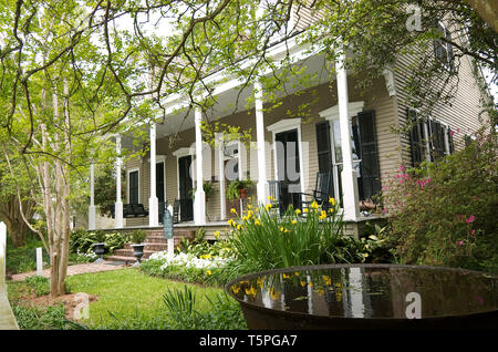 St Francisville, Louisiana, USA - 2019: Blick auf ein Haus in der Nähe der Downtown, im typischen Stil der Stadt. Stockfoto