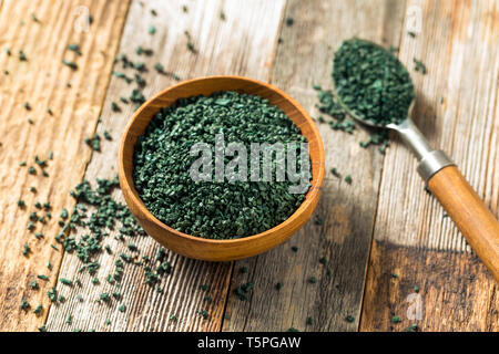 Raw Green Bio Algen Spirulina in eine Schüssel geben. Stockfoto