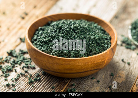 Raw Green Bio Algen Spirulina in eine Schüssel geben. Stockfoto