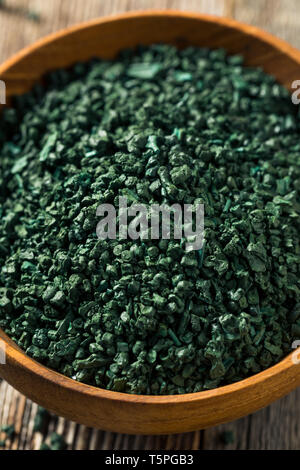 Raw Green Bio Algen Spirulina in eine Schüssel geben. Stockfoto