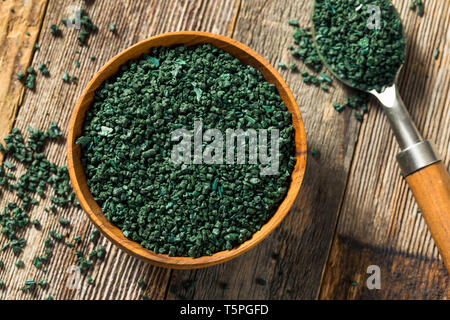 Raw Green Bio Algen Spirulina in eine Schüssel geben. Stockfoto