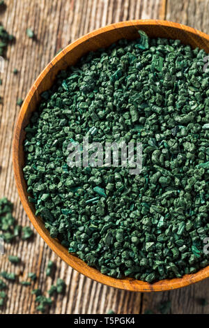 Raw Green Bio Algen Spirulina in eine Schüssel geben. Stockfoto