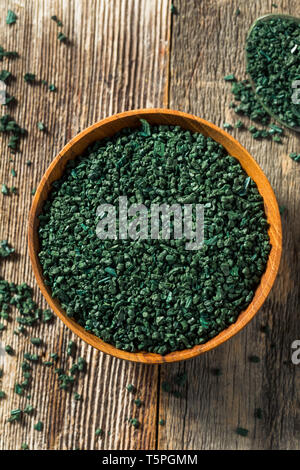 Raw Green Bio Algen Spirulina in eine Schüssel geben. Stockfoto