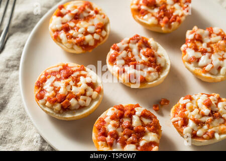 Frozen Mini PIzza Bagels mit Käse und Salami Stockfoto