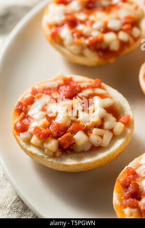 Frozen Mini PIzza Bagels mit Käse und Salami Stockfoto