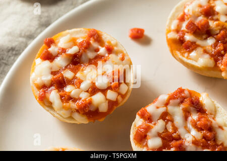 Frozen Mini PIzza Bagels mit Käse und Salami Stockfoto