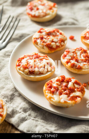 Frozen Mini PIzza Bagels mit Käse und Salami Stockfoto