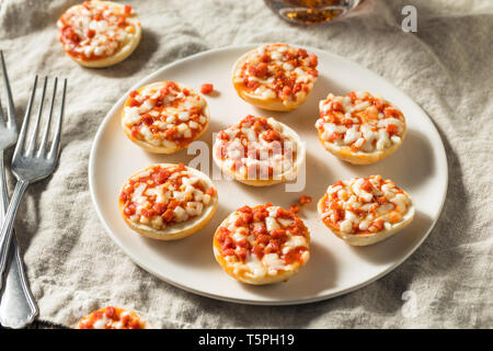 Frozen Mini PIzza Bagels mit Käse und Salami Stockfoto