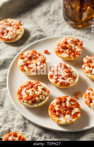 Frozen Mini PIzza Bagels mit Käse und Salami Stockfoto