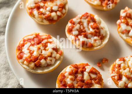 Frozen Mini PIzza Bagels mit Käse und Salami Stockfoto