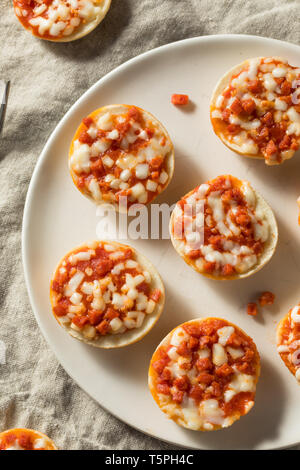 Frozen Mini PIzza Bagels mit Käse und Salami Stockfoto