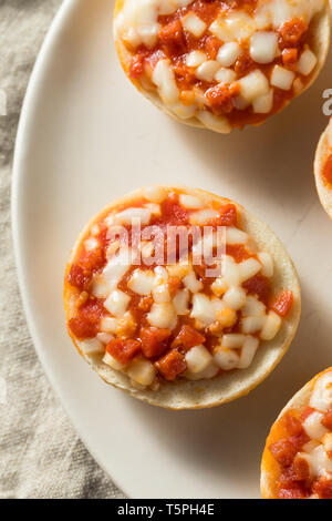 Frozen Mini PIzza Bagels mit Käse und Salami Stockfoto