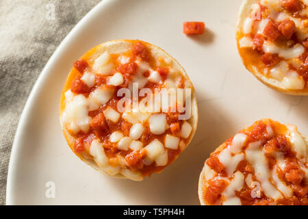 Frozen Mini PIzza Bagels mit Käse und Salami Stockfoto