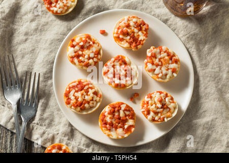 Frozen Mini PIzza Bagels mit Käse und Salami Stockfoto