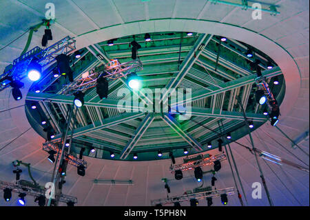 Bühnenscheinwerfer. Konzert Licht. Unter der Kuppel des Zirkus. Stockfoto