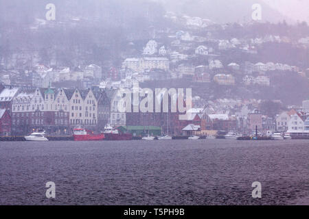 Schnee bei der Hanseatischen Bryggen und Vaagen, in den inneren Hafen von Bergen, Norwegen. Stockfoto