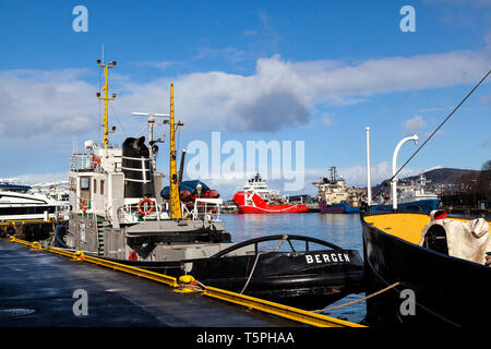 Veteran Tug Boat Vulcanus (erbaut 1959) im Hafen von Bergen, Norwegen Anker. Offshore-versorger im Hintergrund. Stockfoto