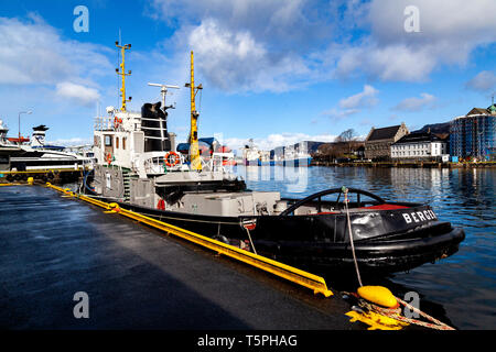 Veteran Tug Boat Vulcanus (erbaut 1959) im Hafen von Bergen, Norwegen Anker. Offshore Supply- und Forschungsschiffen im Hintergrund. Stockfoto