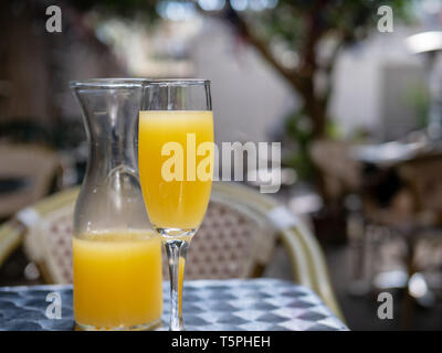 Orangensaft mimosa Drink in Glas und Karaffe für Brunch im Freien Stockfoto