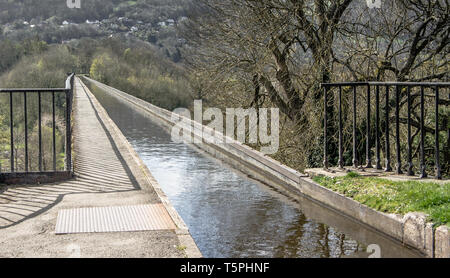 Ein Blick auf die schmale Pontcysyllte Aquädukt, das den Llangollen-Kanal über den Fluss Dee trägt in der Nähe von Llangollen im Nordosten von Wales. Stockfoto