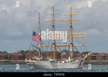 Der United States Coast Guard Training cutter USCGC Adler in den Solent nähert sich Portsmouth, Großbritannien am 26. April 2019, für ein Höflichkeitsbesuch. Stockfoto