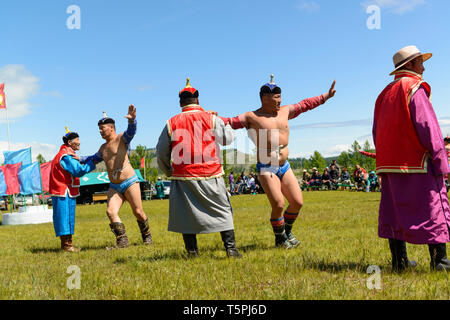 Naadam Festival in Khatgal, Mongolei. Wrestling Wettbewerb Stockfoto