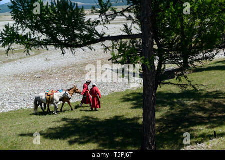 Naadam Festival in Khatgal, Mongolei. Zwei Reiter mit ihren Pferden Stockfoto
