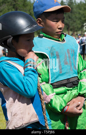 Naadam Festival in Khatgal, Mongolei. Zwei junge Reiter nach dem Rennen Stockfoto