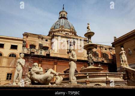 Figuren schmücken die Fontana Pretoria in der Piazza Pretoria in Palermo Sizilien Stockfoto