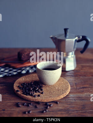 Moka kanne Kaffeemaschine und Kaffee Tasse, Stahl italienischen Espresso Coffee Pot Stockfoto