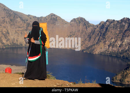 Yana, harte muslimische Frau, es gewagt zu Mount Rinjani in West Nusa Tenggara, Indonesien allein Klettern Stockfoto