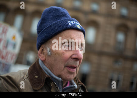 Glasgow, Schottland, 26. April 2019. 78-Jahre alt Jim Gillies steht auf dem George Square mit seinem Plakat 1986 in Erinnerung an die Reaktorkatastrophe von Tschernobyl in der Ukraine. Heute ist der 33. Jahrestag der Katastrophe und Jim Gillies hat das Disaster Tag markiert, indem er mit seinem Plakat auf dem Platz je Jahr, da, sowie mehr als 20.000 £ GBP Spenden an einem Krankenhaus in der Ukraine, ein Land, das er jetzt ca. 20 Mal besucht hat. Quelle: Jeremy Sutton-hibbert/Alamy leben Nachrichten Stockfoto