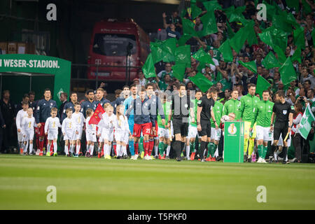 Bremen, Deutschland. 25 Apr, 2019. Eingabe der Mannschaften in das Stadion, vollständige Abbildung, Funktion, Allgemein, Seite Ziel, Fußball DFB-Pokal, Halbfinale, Werder Bremen (HB) - FC Bayern München (M) 2:3, am 24.04.2019 in Bremen/Deutschland. € | Nutzung der weltweiten Kredit: dpa/Alamy leben Nachrichten Stockfoto