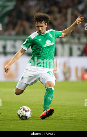 Bremen, Deutschland. 25 Apr, 2019. Milos VELJKOVIC (HB) mit Kugel, Single Action mit Kugel, Aktion, vollständige Abbildung, aufrechte, Fußball DFB-Pokal, Halbfinale, Werder Bremen (HB) - FC Bayern München (M) 2:3, am 24.04.2019 in Bremen/Deutschland, € | Nutzung der weltweiten Kredit: dpa/Alamy leben Nachrichten Stockfoto