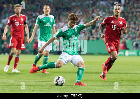 Bremen, Deutschland. 25 Apr, 2019. Yuya OSAKO (HB) schießt das Ziel, mit Kugel, Single Action mit Kugel, Aktion, Fußball DFB-Pokal, Halbfinale, Werder Bremen (HB) - FC Bayern München (M) 2:3, am 24.04.2019 in Bremen/Deutschland, € | Nutzung der weltweiten Kredit: dpa/Alamy leben Nachrichten Stockfoto