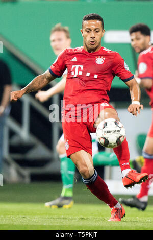 Bremen, Deutschland. 25 Apr, 2019. THIAGO (M) mit Kugel, einzelne Maßnahmen mit Kugel, Aktion, vollständige Abbildung, aufrechte, Fußball DFB-Pokal, Halbfinale, Werder Bremen (HB) - FC Bayern München (M) 2:3, am 24.04.2019 in Bremen/Deutschland. € | Nutzung der weltweiten Kredit: dpa/Alamy leben Nachrichten Stockfoto