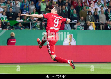 Bremen, Deutschland. 25 Apr, 2019. torwart Robert Lewandowski (M) feiert das Ziel auf 3:2 für den FC Bayern München, Jubel, Jubeln, Jubeln, Freude, Jubel, Feiern, goaljubel, vollständige Abbildung, Fußball DFB-Pokal, Halbfinale, Werder Bremen (HB) - Bayern München (M) 2:3, am 24/04/2019 in Bremen/Deutschland. € | Nutzung der weltweiten Kredit: dpa/Alamy leben Nachrichten Stockfoto