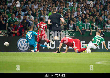 Bremen, Deutschland. 25 Apr, 2019. Milot RASHICA (rechts, HB) mit einem Ziel auf 2:2 für Werder Bremen, Aktion, schießt entzerrt, Fußball DFB-Pokal, Halbfinale, Werder Bremen (HB) - FC Bayern München (M) 2:3, am 24.04 .2019 in Bremen/Deutschland. € | Nutzung der weltweiten Kredit: dpa/Alamy leben Nachrichten Stockfoto