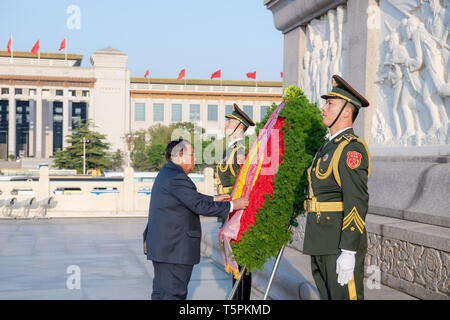 (190426) - Peking, April 26, 2019 (Xinhua) - Lao Präsident Bounnhang Vorachit, auch Generalsekretär der Laotischen Revolutionären Volkspartei Zentralausschuss, legt einen Kranz am Denkmal für die Helden des Volkes auf dem Tian'anmen-Platz in Peking, der Hauptstadt von China, 26. April 2019. (Xinhua / zhai Jianlan) Stockfoto