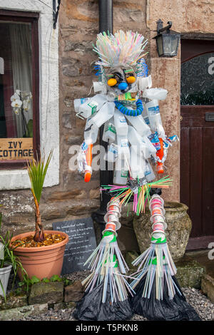 Recycelte Flaschenschrubben beim Scarecrow Festival. Das einwöchige Festival in diesem Jahr steht unter dem Motto Extinction, Endangered, Extinct, & Climate Change und bezieht lokale Schulen in der Region mit ein, die die Figuren im Rahmen eines Bildungsprojekts entwickelt haben, das eine Reihe von Fragen rund um die natürliche Umwelt abdeckt. Umweltfreundlicher Strom. Regenwasserentnahme. Energieeinsparung. Recycling. Verschmutzung. Bodenqualität. Treibhauseffekt. Klimawandel. Stockfoto