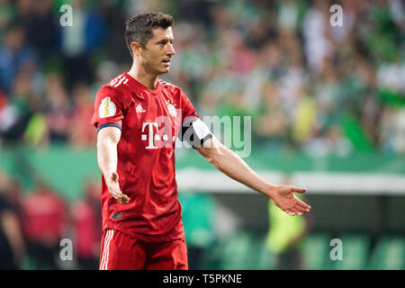 Bremen, Deutschland. 25 Apr, 2019. Robert Lewandowski (M) jubelt nach dem Ende des Spiels, Jubel, Jubel, Jubeln, Freude, Jubel, zu feiern, zu Hälfte Abbildung, Bild, Geste, Gestik, Fußball DFB-Pokal, Halbfinale, Werder Bremen (HB) - FC Bayern München (M) 2:3, am 24.04.2019 in Bremen/Deutschland. € | Nutzung der weltweiten Kredit: dpa/Alamy leben Nachrichten Stockfoto