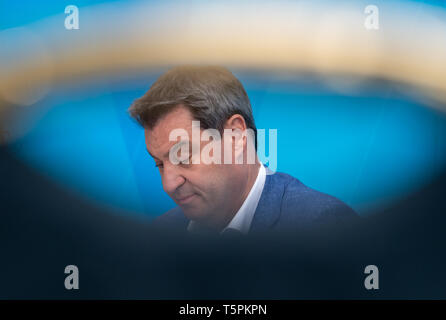 München, Deutschland. 26 Apr, 2019. Markus Söder (CSU), Ministerpräsident von Bayern, nimmt teil an der Pressekonferenz auf der Abschlussveranstaltung des Runden Tisches Artenvielfalt in der Bayerischen Staatskanzlei. Credit: Peter Kneffel/dpa/Alamy leben Nachrichten Stockfoto