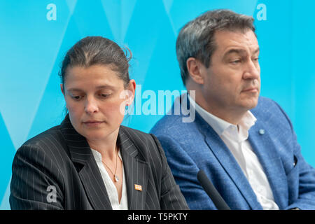 München, Deutschland. 26 Apr, 2019. Markus Söder (CSU), Ministerpräsident von Bayern und Agnes Becker, Staatskommissar der Volksbegehren 'Speichern Teil der Bienen nehmen in der Pressekonferenz auf der Abschlussveranstaltung des Runden Tisches Artenvielfalt in der Bayerischen Staatskanzlei. Credit: Peter Kneffel/dpa/Alamy leben Nachrichten Stockfoto