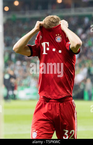 Bremen, Deutschland. 25 Apr, 2019. Joshua KIMMICH (M) zieht sein Trikot über den Kopf, halb Bild, halb Abbildung, Porträt, Geste, Gestik, Fußball DFB-Pokal, Halbfinale, Werder Bremen (HB) - FC Bayern München (M) 2:3, am 24.04.2019 in Bremen/Deutschland. € | Nutzung der weltweiten Kredit: dpa/Alamy leben Nachrichten Stockfoto