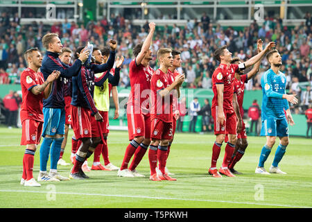 Bremen, Deutschland. 25 Apr, 2019. Die Münchner Spieler freuen sich über den Sieg und den Eintrag in die Endrunde in Berlin, Jubel, Jubel, Jubeln, Freude, Jubel, Jubel feiern, endgültige, vollständige Figur, Landschaft, Fußball DFB-Pokal, Halbfinale, Werder Bremen (HB) - Bayern München (M) 2:3, am 24/04/2019 in Bremen/Deutschland. € | Nutzung der weltweiten Kredit: dpa/Alamy leben Nachrichten Stockfoto