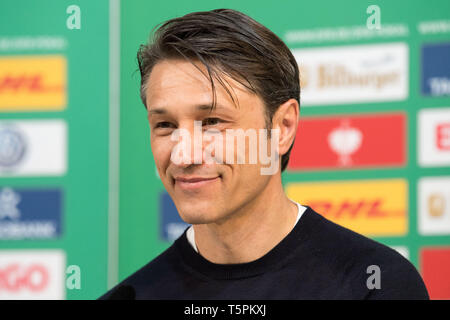 Bremen, Deutschland. 25 Apr, 2019. Niko Kovac (Trainer, M) ist während der Pressekonferenz nach dem Spiel, laughsd, lvsschelnd, lvsscheln, lvsschelnd, lacht, Brustbild, PK, Fußball DFB-Pokal, Halbfinale, Werder Bremen (HB) - FC Bayern München (M) 2:3, am 24.04.2019 in Bremen/Deutschland zufrieden. € | Nutzung der weltweiten Kredit: dpa/Alamy leben Nachrichten Stockfoto