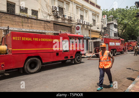 Kolkata, Indien. 26 Apr, 2019. Ein Mann an der Brandstelle in einem 4-stöckigen Gebäude in Kolkata, Indien, 26. April 2019. Keine Verletzungen haben sich bisher gemeldet. Credit: tumpa Mondal/Xinhua/Alamy leben Nachrichten Stockfoto